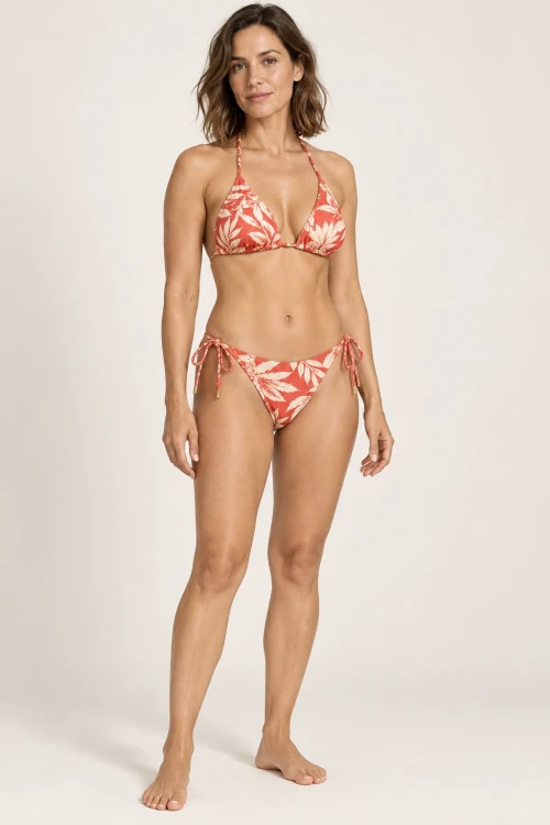 Flora — koralowe bikini na modelce